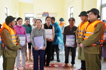 Phó Thủ tướng Mai Văn Chính thăm, động viên người dân vùng lũ Quảng Trị