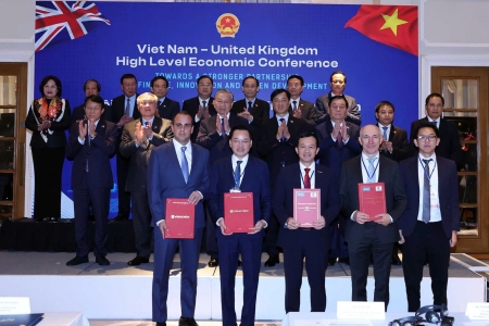 Vinachem ký kết hợp tác với Tập đoàn Robertet - Vương quốc Anh