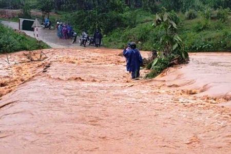 Quảng Trị khẩn trương tái thiết sau lũ: Nước rút nhưng nỗi lo còn ở lại