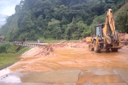 Đèo Lò Xo qua Quảng Ngãi đã thông tuyến, hướng Đà Nẵng còn 3 điểm bị ách tắc