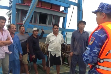 Bắt giữ hai tàu cá vi phạm khai thác IUU trên vùng biển miền Trung