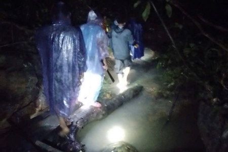 Quảng Trị: Công an xã Kim Ngân phối hợp, xuyên đêm cứu người mất tích trên rừng trong lũ dữ