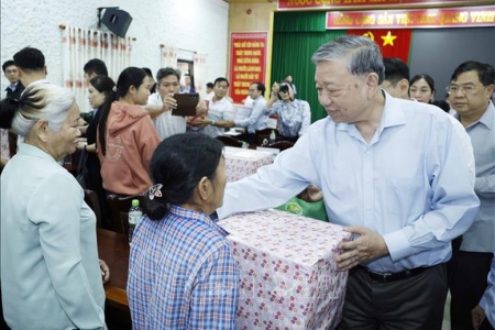 Tổng Bí thư Tô Lâm thăm, tặng quà người dân bị ảnh hưởng do mưa lũ tại Huế