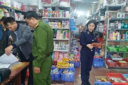 Ninh Bình: Hộ kinh doanh bị phạt 10 triệu đồng vì bán thực phẩm không rõ nguồn gốc