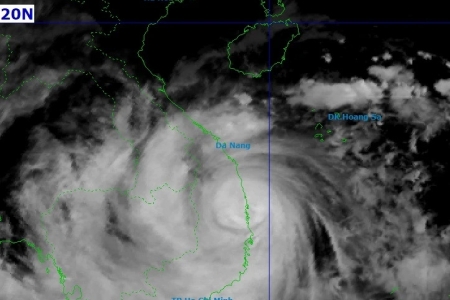 Nhiều trường đại học, phổ thông cho sinh viên nghỉ học, chuyển online để tránh bão Kalmaegi