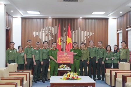 Công an Hà Nội hỗ trợ cán bộ, chiến sĩ và Nhân dân Hà Tĩnh 500 triệu đồng khắc phục hậu quả mưa lũ