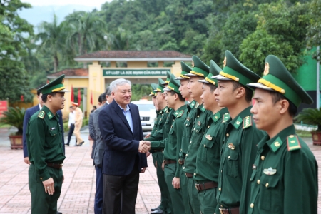 Phó Thủ tướng Thường trực Nguyễn Hòa Bình thăm Đồn biên phòng Cửa khẩu quốc tế Cầu Treo