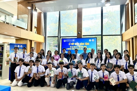 Trao tặng hơn 1.100 cuốn sách quý: Hành trình mang tri thức thế giới đến với sinh viên Việt Nam