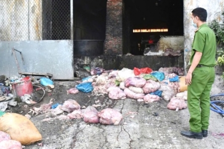 Đà Nẵng: Rùng mình với xưởng chế biến mỡ động vật quy mô lớn trong khu nghĩa trang