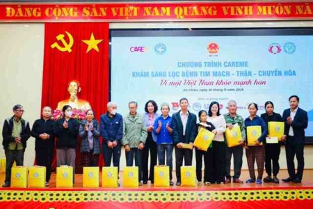 Thứ trưởng Bộ Y tế dự chương trình khám sàng lọc sức khỏe cho người dân tại Nghệ An