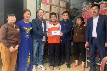 Hà Tĩnh: BTC giải bóng đá trên 40 tuổi trao quà cho trẻ em có hoàn cảnh đặc biệt khó khăn