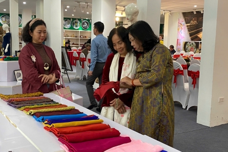 Hà Nội: Khai mạc triển lãm thủ công mỹ nghệ thêu ren, lụa, áo dài, túi vải 2025