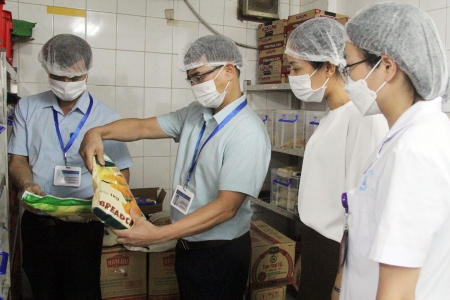 Bắc Ninh: Kiểm tra đột xuất bếp ăn trong khu công nghiệp sau phản ánh suất ăn không bảo đảm an toàn