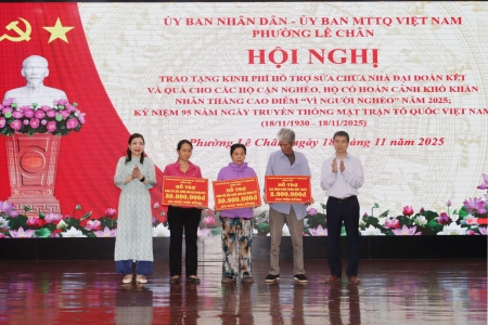 Phường Lê Chân trao kinh phí sửa nhà “Đại đoàn kết” và quà cho các hộ cận nghèo