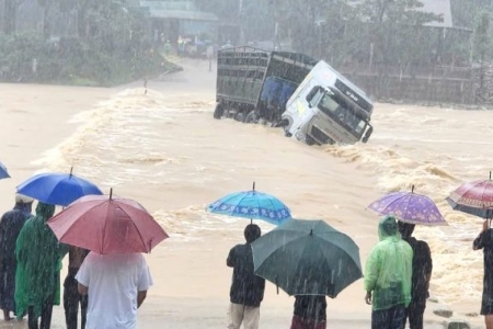 Quảng Trị: Tìm kiếm tài xế xe tải bị nước cuốn trôi