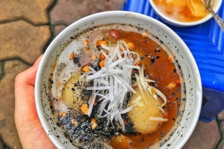 Mùa đông về, người Hà Nội lại rủ nhau ăn đêm với phở gà, cháo sườn và bánh trôi tàu