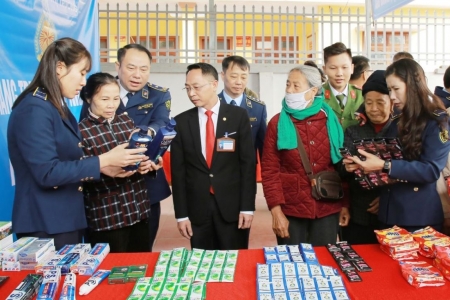 Quản lý thị trường Sơn La tổ chức gian hàng giúp người dân nhận diện hàng giả, hàng lậu