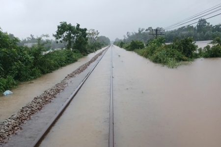 Ngừng chạy 25 tàu khách do mưa lũ, hơn 2.000 hành khách bị ảnh hưởng