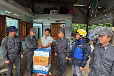 Chi đội Kiểm ngư số 4 hỗ trợ nhân dân Khánh Hòa ứng phó mưa lũ