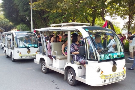 Hà Nội siết hoạt động xe điện chở khách trong khu phố cổ