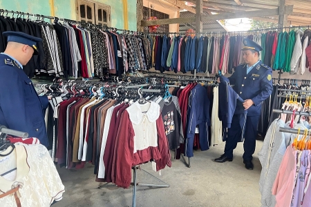 QLTT Lạng Sơn xử phạt vi phạm, siết chặt quản lý hàng lậu tại Chợ phiên Vạn Linh