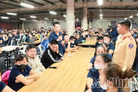Phú Thọ: Nâng cao ý thức an toàn giao thông cho 1.200 công nhân tại Khu công nghiệp Phú Hà