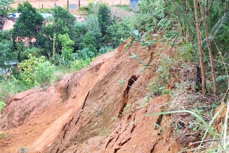 Đà Nẵng: Xã Avương khẩn cấp di dời người dân trước nguy cơ sạt lở, uy hiếp diện rộng