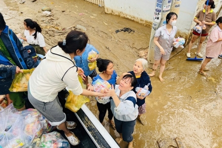 Yến sào Khánh Hòa: Cứu trợ lũ lụt cho người dân vùng ngập sâu trị giá 1,2 tỷ đồng
