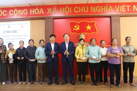 Thanh Hóa: Trao tặng thẻ Bảo hiểm y tế cho người dân có hoàn cảnh khó khăn