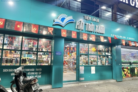 Hà Nội: Hệ thống Tiệm sách Mặt Trời Xanh bày bán hàng hóa nước ngoài không tem nhãn phụ Tiếng Việt