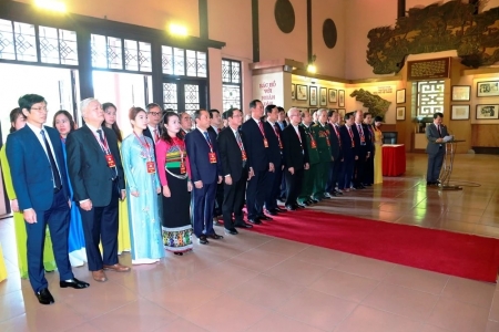 Đoàn đại biểu dự Đại hội Mặt trận Tổ quốc tỉnh Thanh Hóa lần thứ XVI dâng hương, báo công Chủ tịch Hồ Chí Minh