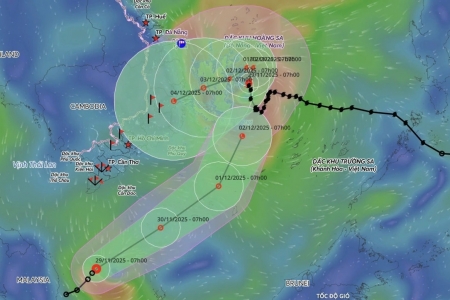 Quân đội kích hoạt ứng phó bão số 15 và mưa lũ tại miền Trung