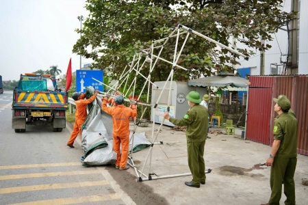 Công an xã Phú Thái ra quân giải tỏa hành lang an toàn giao thông