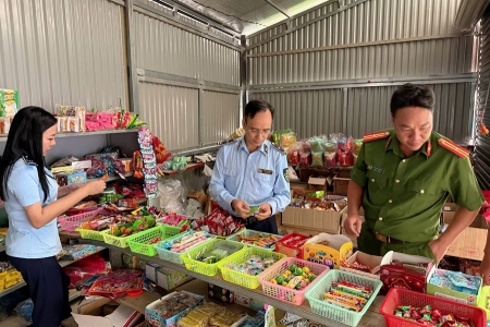 QLTT Lào Cai tăng cường kiểm soát thị trường hàng hóa tại chợ phiên vùng cao