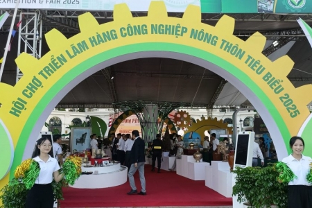 Khai mạc Hội chợ Triển lãm Hàng Công nghiệp Nông thôn 2025