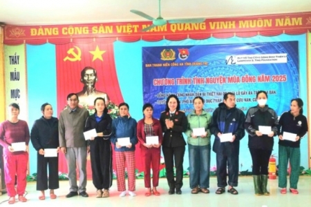 Tuổi trẻ Công an Quảng Trị sẻ chia khó khăn với bà con vùng lũ