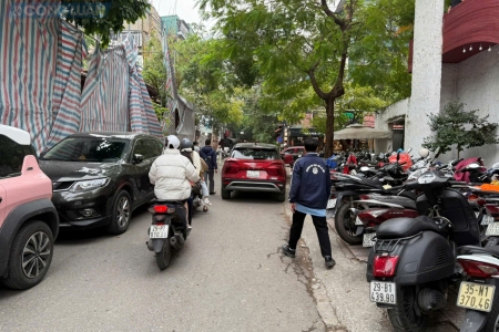 Vỉa hè bị chiếm dụng, lòng đường bị thu hẹp ở nhiều tuyến phố Hà Nội