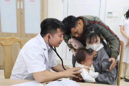 Hơn 300 trẻ tại Phú Thọ được thăm khám sàng lọc tim bẩm sinh miễn phí tại Bệnh viện Sản Nhi