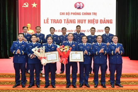 Đảng bộ Vùng Cảnh sát biển 4 trao huy hiệu 40 năm tuổi Đảng
