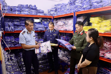 Phát hiện cơ sở kinh doanh gần 6.500 bộ quần áo nghi giả nhãn hiệu bán trên TMĐT