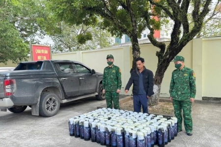 Quảng Ninh: Tiếp tục phát hiện xe ô tô vận chuyển trái phép 200 bình khí cười