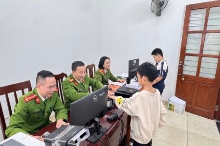 Hà Nội: Phường Tương Mai hỗ trợ học sinh làm căn cước, duy trì làm việc liên tục để phục vụ người dân