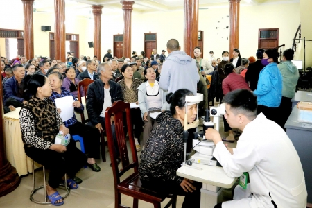 Hành trình thiện nguyện tại Đồng Thịnh: Khám mắt, cấp thuốc miễn phí cho gần 400 người dân