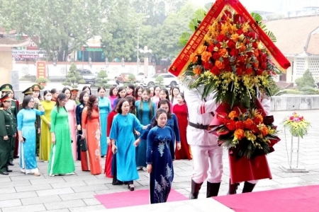 Đoàn đại biểu dự Đại hội phụ nữ tỉnh Thanh Hóa lần thứ XIX dâng hương, báo công Chủ tịch Hồ Chí Minh và các anh hùng liệt sỹ