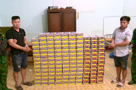 Bắt giữ 2 đối tượng dùng ô tô vận chuyển 422kg pháo lậu