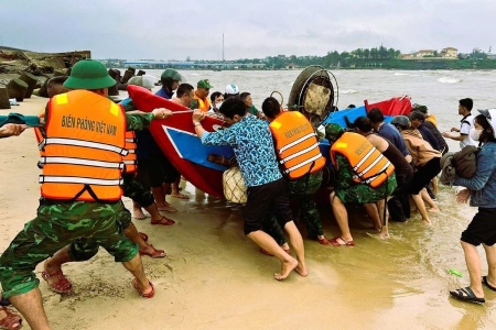 Quảng Trị: Kịp thời cứu 2 ngư dân gặp nạn ở Cửa Tùng