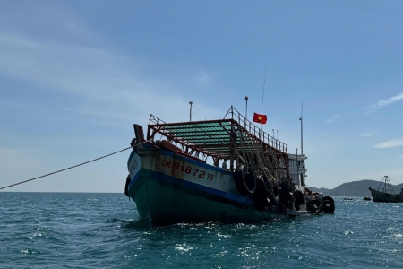 Cảnh sát biển bắt giữ tàu cá vận chuyển 60.000 lít dầu D.O không rõ nguồn gốc tại vùng biển Kiên Giang