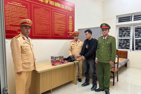 CSGT phối hợp Công an phường bắt giữ thanh niên Lạng Sơn vác ba lô pháo lậu tại Ninh Bình