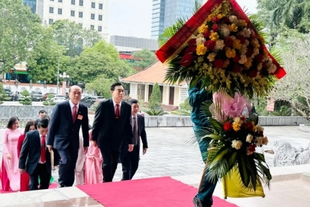 Đoàn đại biểu dự Đại hội Hội Nông dân tỉnh Thanh Hóa lần thứ XII dâng hương, báo công Chủ tịch Hồ Chí Minh