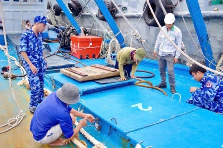 Bộ Tư lệnh Vùng Cảnh sát biển 3 bắt giữ khoảng 1.000 m3 cát và 100.000 lít dầu D.O không có giấy tờ